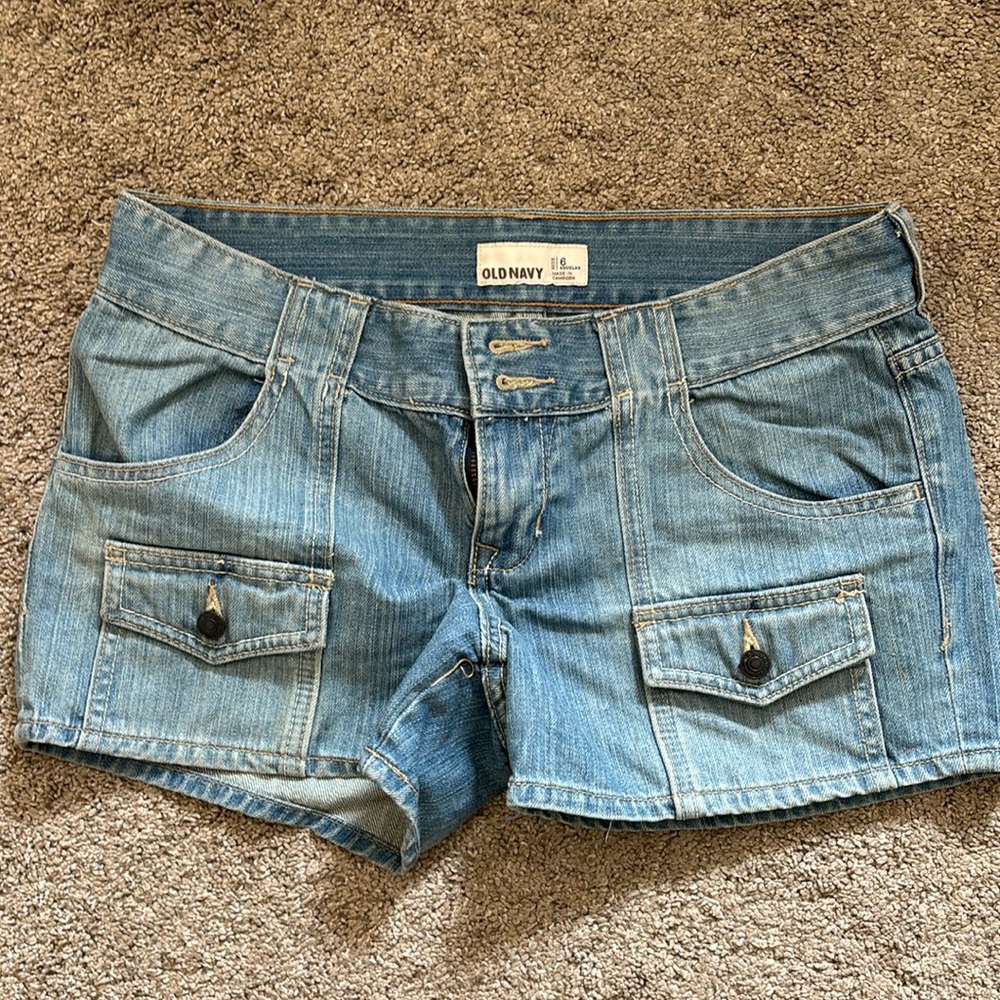Women’s Old Navy Size 6 Regular shorts. 100% cotton.